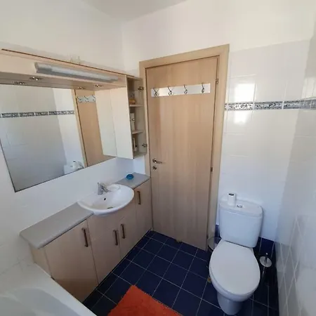 Adonis Sea View Apartment Zygi